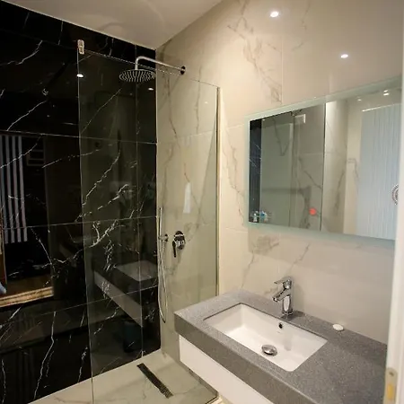 Royal G Club Hotel